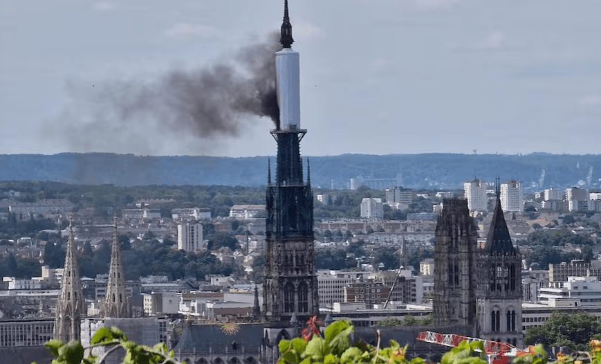 Incendio en la torre de la catedral de Notre Dame en Rouen, Francia. Foto: X