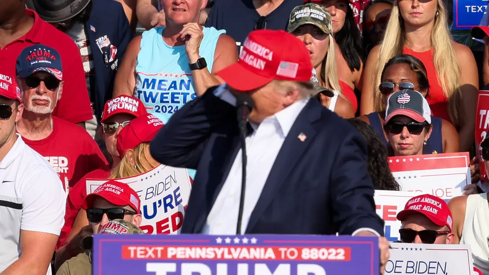 Atentado - Momento en que Donald Trump siente el impacto en la oreja derecha.