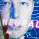 Logo de Neuralink con la imagen de Elon Musk en el fondo. Imagen: Jonathan Raa/NurPhoto/picture alliance