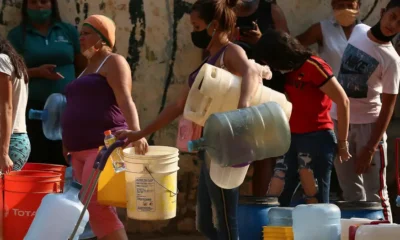 Personas hacen cola con bidones para llenar de agua en Venezuela. Cada vez son más las personas afectadas por la escasez de agua en Venezuela. Imagen: picture-alliance/dpa