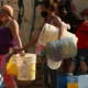 Personas hacen cola con bidones para llenar de agua en Venezuela. Cada vez son más las personas afectadas por la escasez de agua en Venezuela. Imagen: picture-alliance/dpa