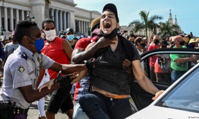 En Cuba, hay grandes restricciones a la libertad de prensa, especialmente si se trata de cubrir protestas como las del 11 de julio de 2021 (en la foto). Imagen: Yamil Lage/AFP