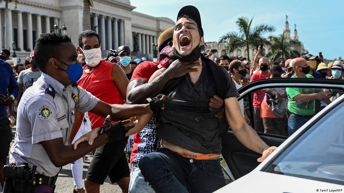 En Cuba, hay grandes restricciones a la libertad de prensa, especialmente si se trata de cubrir protestas como las del 11 de julio de 2021 (en la foto). Imagen: Yamil Lage/AFP