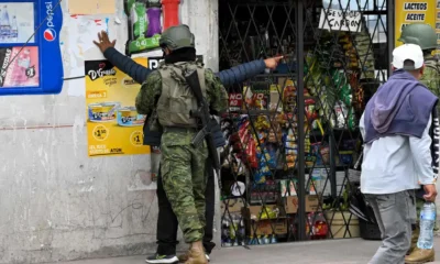 Militar requisando a una persona en Ecuador. Foto:Rodrigo Buendia/AFP