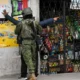 Militar requisando a una persona en Ecuador. Foto:Rodrigo Buendia/AFP