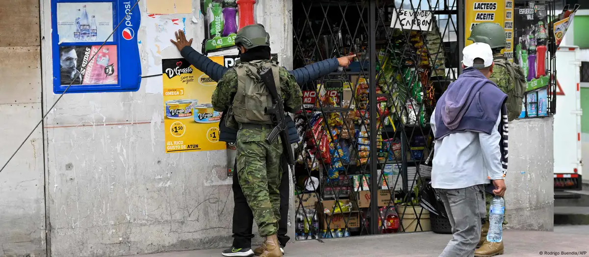 Militar requisando a una persona en Ecuador. Foto:Rodrigo Buendia/AFP