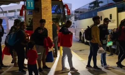 Migrantes que ingresaron ilegalmente por la frontera, suben a un autobús con destino a Chicago, en el centro de Brownsville, Texas. Foto: DW/ Archivo.