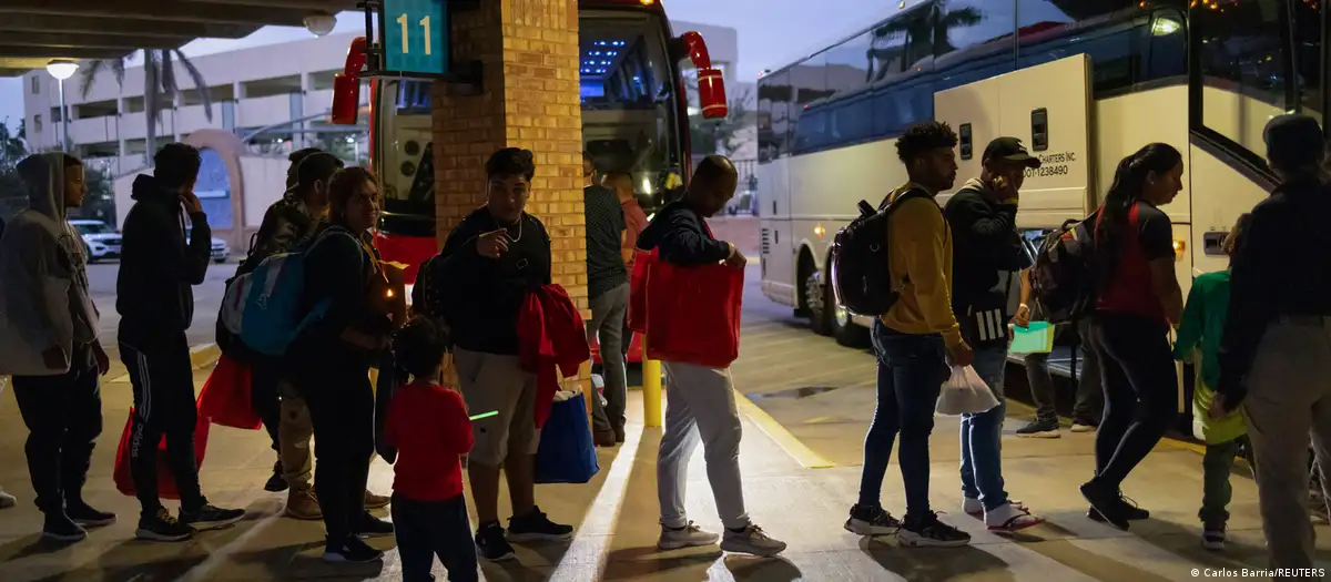 Migrantes que ingresaron ilegalmente por la frontera, suben a un autobús con destino a Chicago, en el centro de Brownsville, Texas. Foto: DW/ Archivo.