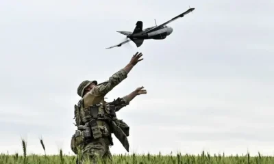 Un soldado ucraniano lanza un dron programado para impactar puestos de tropas rusas. Imagen: REUTERS/DW