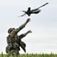 Un soldado ucraniano lanza un dron programado para impactar puestos de tropas rusas. Imagen: REUTERS/DW