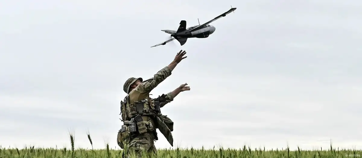 Un soldado ucraniano lanza un dron programado para impactar puestos de tropas rusas. Imagen: REUTERS/DW