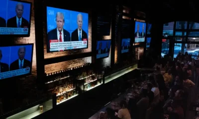 Los comensales de un restaurante de Chicago observan el reciente debate entre el presidente Joe Biden y el expresidente republicano Donald Trump. (Archivo 27.06.2024) Imagen: Scott Olson/Getty Images/DW