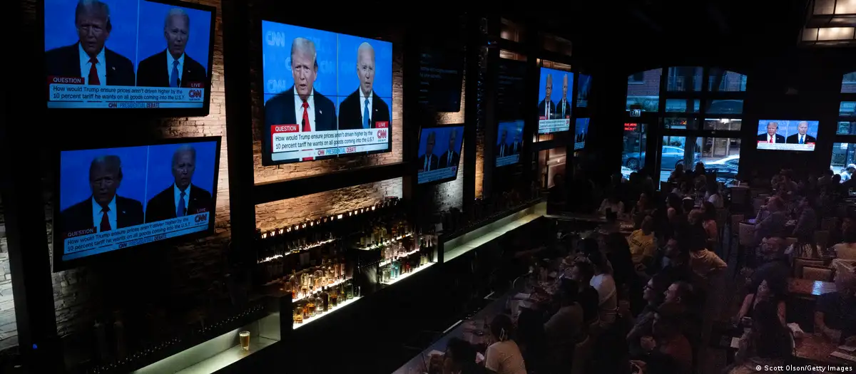 Los comensales de un restaurante de Chicago observan el reciente debate entre el presidente Joe Biden y el expresidente republicano Donald Trump. (Archivo 27.06.2024) Imagen: Scott Olson/Getty Images/DW