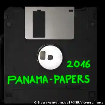 Imagen referencial sobre los archivos filtrados en el caso "Panama Papers".Imagen: Siegra Asmoel/imageBROKER/picture alliance