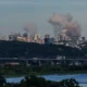 Columnas de humo se elevan desde la capital de Ucrania, Kiev. Imagen: Evgeniy Maloletka/AP Photo/picture alliance