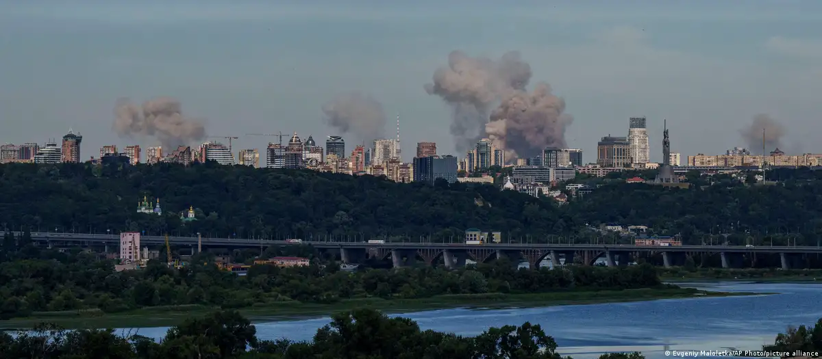 Columnas de humo se elevan desde la capital de Ucrania, Kiev. Imagen: Evgeniy Maloletka/AP Photo/picture alliance