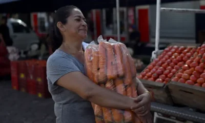 El presidente salvadoreño busca frenar el alza "injustificado" en el precio de los alimentos. Imagen: Marvin Reconos/AFP/Getty Images