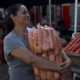 El presidente salvadoreño busca frenar el alza "injustificado" en el precio de los alimentos. Imagen: Marvin Reconos/AFP/Getty Images