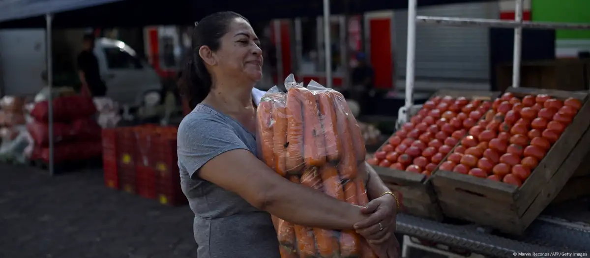 El presidente salvadoreño busca frenar el alza "injustificado" en el precio de los alimentos. Imagen: Marvin Reconos/AFP/Getty Images