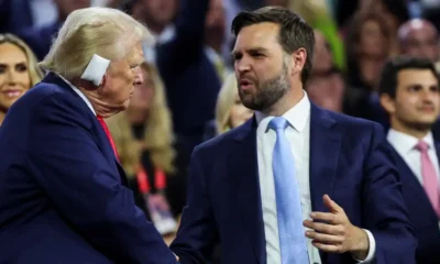 El candidato presidencial republicano Donald Trump saluda a su compañero de fórmula y candidato a la vicepresidencia, J.D. Vance, mientras asiste al primer día de la Convención Nacional Republicana en el Fiserv Forum de Milwaukee. Imagen: Andrew Kelly/REUTERS