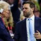 El candidato presidencial republicano Donald Trump saluda a su compañero de fórmula y candidato a la vicepresidencia, J.D. Vance, mientras asiste al primer día de la Convención Nacional Republicana en el Fiserv Forum de Milwaukee. Imagen: Andrew Kelly/REUTERS