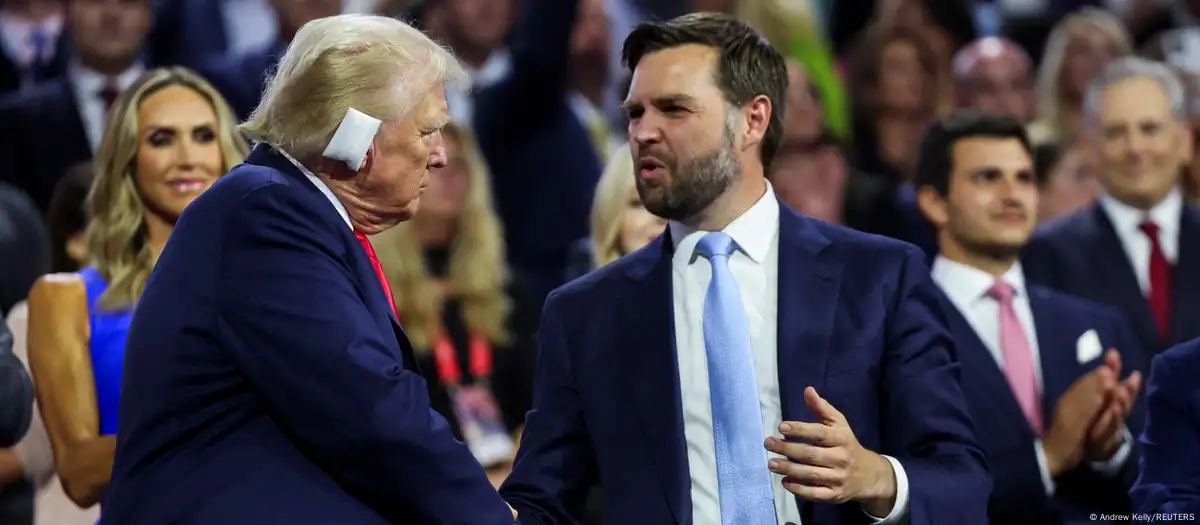 El candidato presidencial republicano Donald Trump saluda a su compañero de fórmula y candidato a la vicepresidencia, J.D. Vance, mientras asiste al primer día de la Convención Nacional Republicana en el Fiserv Forum de Milwaukee. Imagen: Andrew Kelly/REUTERS