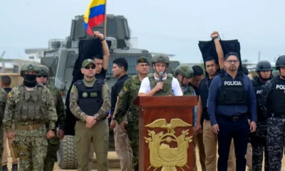 El mandatario ecuatoriano acompañado de militares y policías en Durán. Imagen: Gerardo Menoscal/AFP/Getty Images