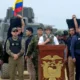 El mandatario ecuatoriano acompañado de militares y policías en Durán. Imagen: Gerardo Menoscal/AFP/Getty Images