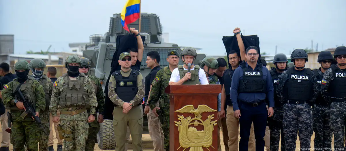 El mandatario ecuatoriano acompañado de militares y policías en Durán. Imagen: Gerardo Menoscal/AFP/Getty Images