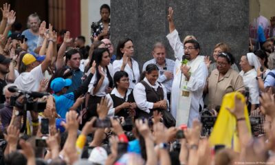 El candidato presidencial Edmundo González y la líder opositora María Corina Machado pidieron a Dios "por la libertad" de Venezuela el domingo (21.07.2024). Imagen: Matias Delacroix/AP Photo/picture alliance/DW