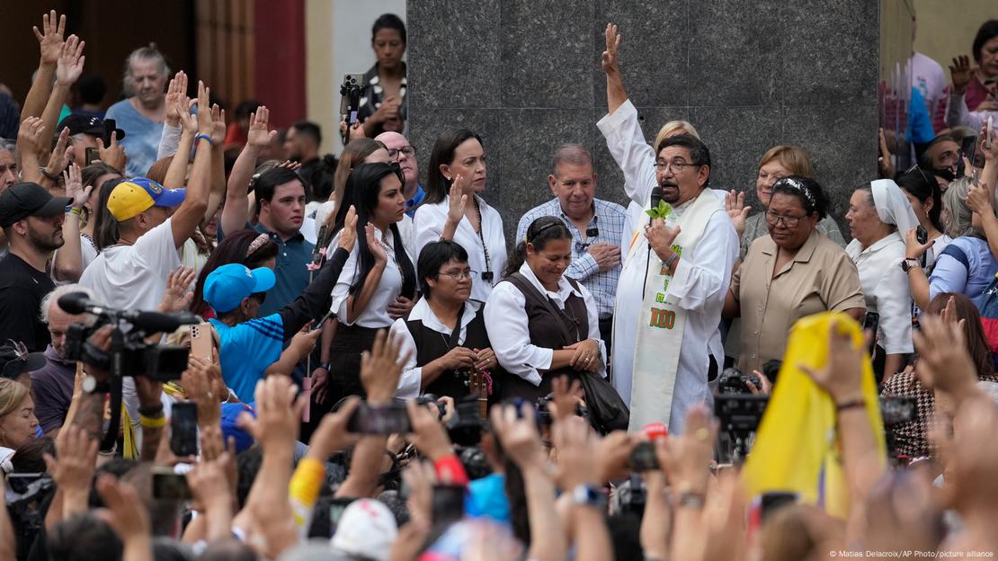 El candidato presidencial Edmundo González y la líder opositora María Corina Machado pidieron a Dios "por la libertad" de Venezuela el domingo (21.07.2024). Imagen: Matias Delacroix/AP Photo/picture alliance/DW