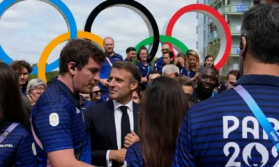 El presidente Emmanuel Macron visitó la Villa Olímpica el lunes (22.07.2024) y se reunió con ministros y deportistas. Imagen: Michel Euler/AP/picture alliance