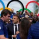 El presidente Emmanuel Macron visitó la Villa Olímpica el lunes (22.07.2024) y se reunió con ministros y deportistas. Imagen: Michel Euler/AP/picture alliance