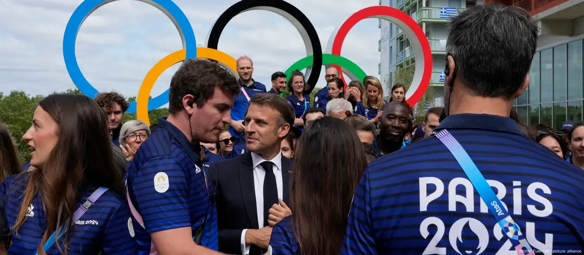 El presidente Emmanuel Macron visitó la Villa Olímpica el lunes (22.07.2024) y se reunió con ministros y deportistas. Imagen: Michel Euler/AP/picture alliance