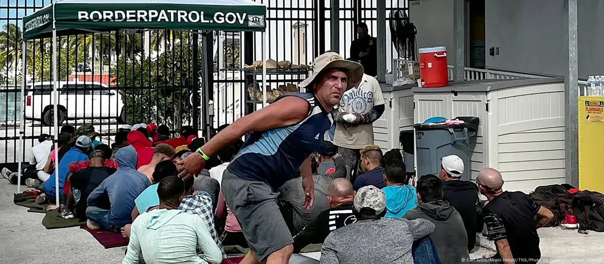 Cubanos interceptados por la patrulla fronteriza en Estados Unidos. Imagen: Carl Juste/Miami Herald/TNS/Photo via Newscom/picture alliance