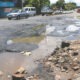 La avenida Cacique Lambaré, que hoy resulta la conexión vial que se desprende del final de la flamante Costanera Sur, se encuentra totalmente destruida. Foto: Referencial/Archivo.