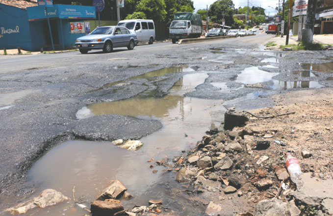 La avenida Cacique Lambaré, que hoy resulta la conexión vial que se desprende del final de la flamante Costanera Sur, se encuentra totalmente destruida. Foto: Referencial/Archivo.