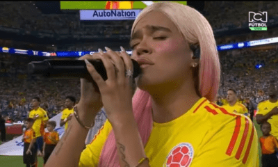 Karol G entonando el himno nacional de Colombia en la final de Copa América. Foto: Infobae.