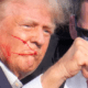 Donald Trump herido en la oreja tras el atentado.