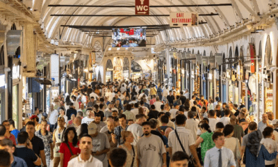 Visitantes pasean por el histórico Gran Bazar de Estambul. Foto: Infobae.