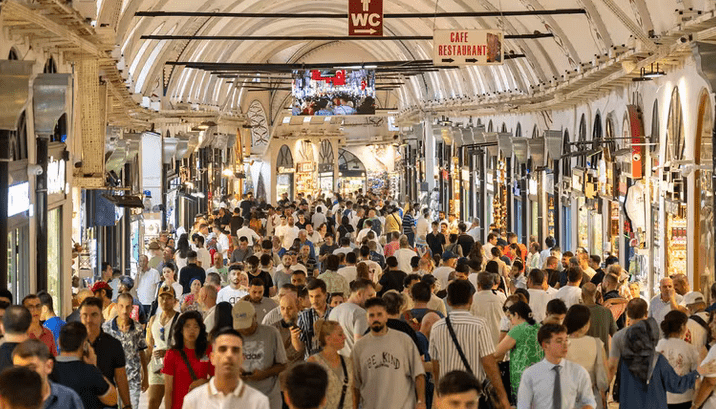 Visitantes pasean por el histórico Gran Bazar de Estambul. Foto: Infobae.