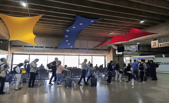 Pasajeros venezolanos en el aeropuerto. Foto: Infobae.