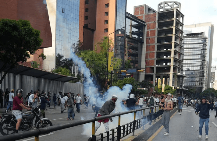 Disturbio y protesta tras las elecciones en Venezuela que fue denunciada por fraude electoral. Foto: Infobae.