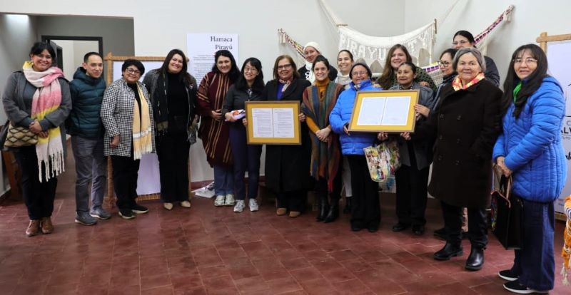 Escuela de Salvaguarda Textiles de Pirayú, junto a la ministra de Cultura. Cortesía