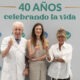 El presidente de Fundación Dexeus Mujer, Pedro N.Barri; la primera bebé en España concebida por fecundación in vitro, Victoria Anna Perea; y la integrante del equipo médico que lo hizo posible Anna Veiga- Foto: Europa Press.