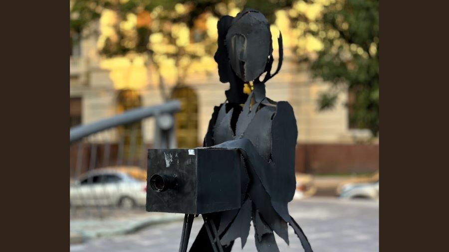 Escultura de Fulgencia Almirón en la Plaza de la Democracia, obra de Ingrid Seall. Cortesía