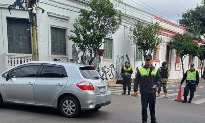 Agentes de la PMT dirigen los desvíos. Foto: Tránsito Asu.