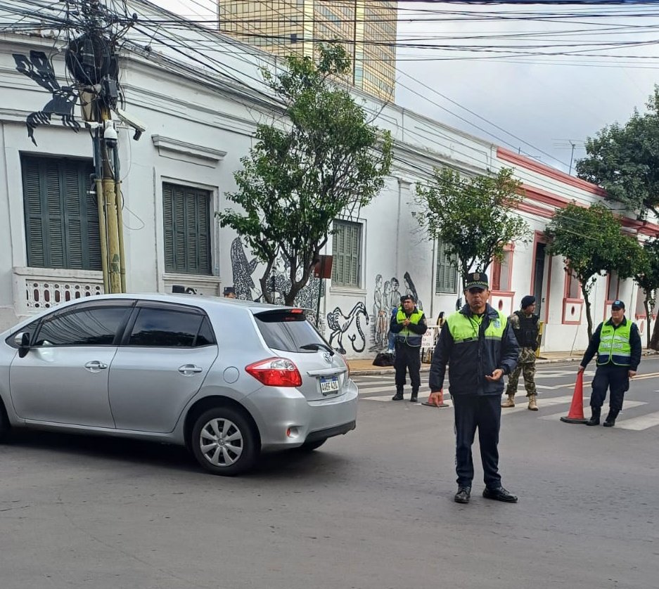 Agentes de la PMT dirigen los desvíos. Foto: Tránsito Asu.