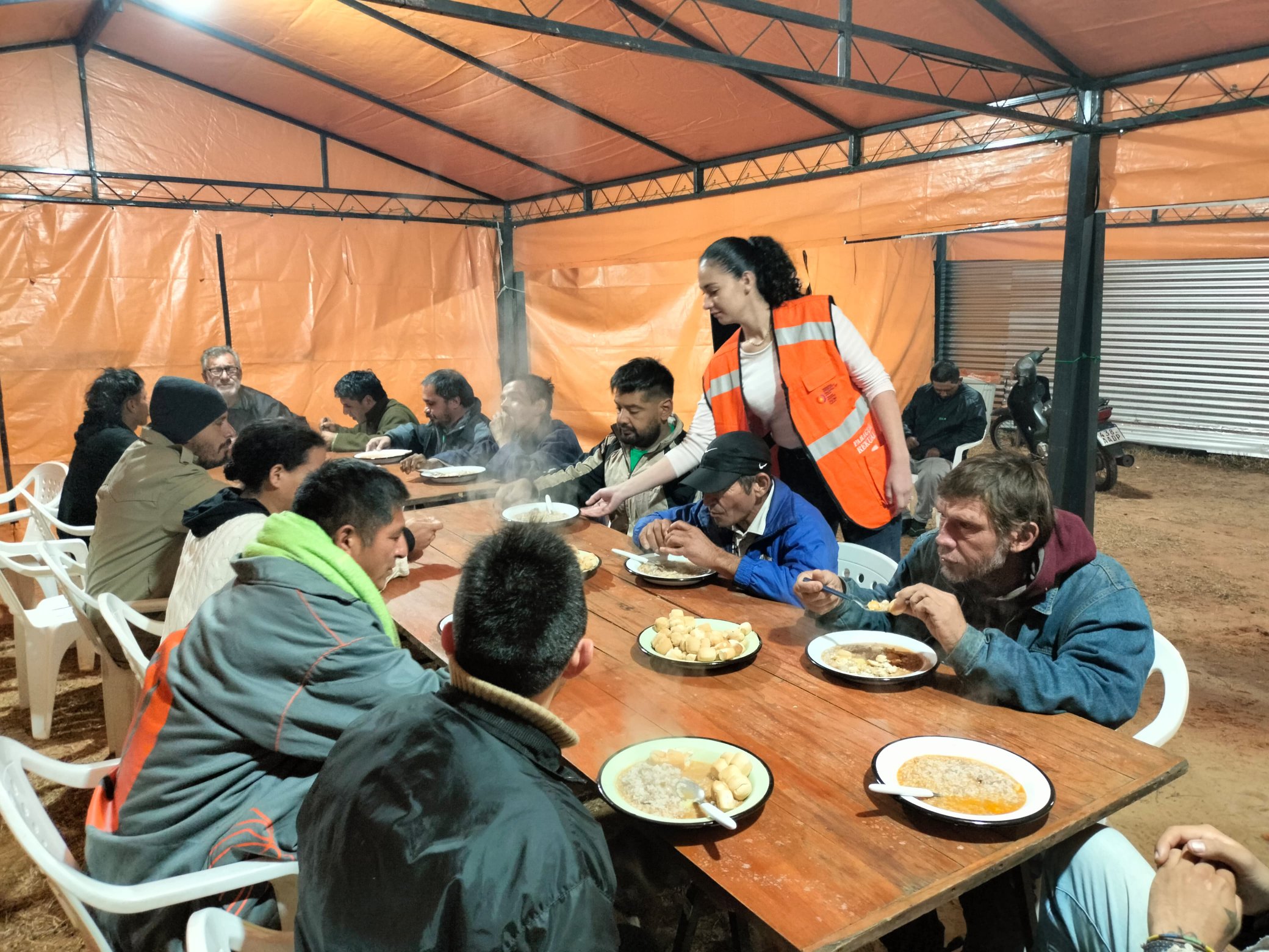 Ofrecen alimentos calientes en albergue para resguardar de bajas temperaturas. Foto: SEN.