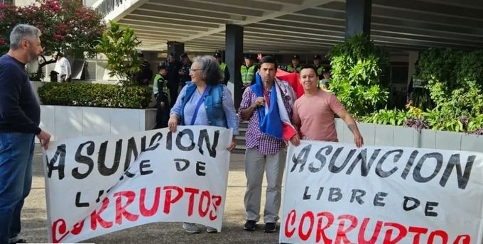 Manifestación frente a la Municipalidad de Asunción. Foto: 680 AM